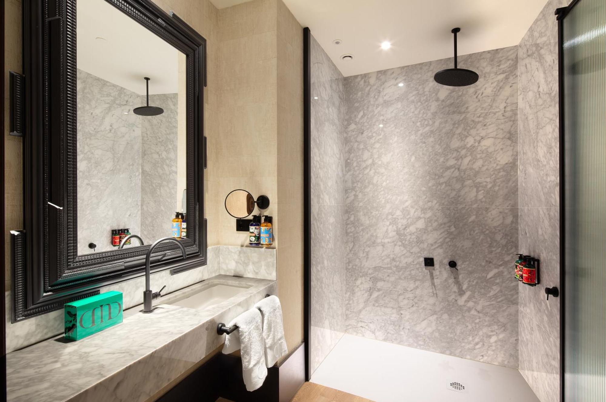 Hotel Montera Madrid, Curio Collection By Hilton ภายนอก รูปภาพ